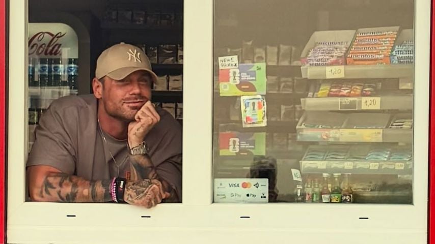 Chris Broy hinter den Tresen von "Ellis Kiosk" in Köln