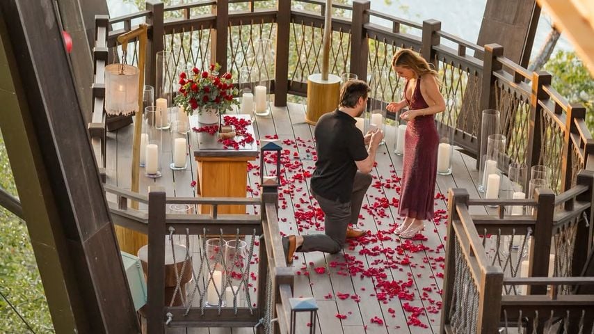 Chris Bukowski macht Anna Redman einen Antrag