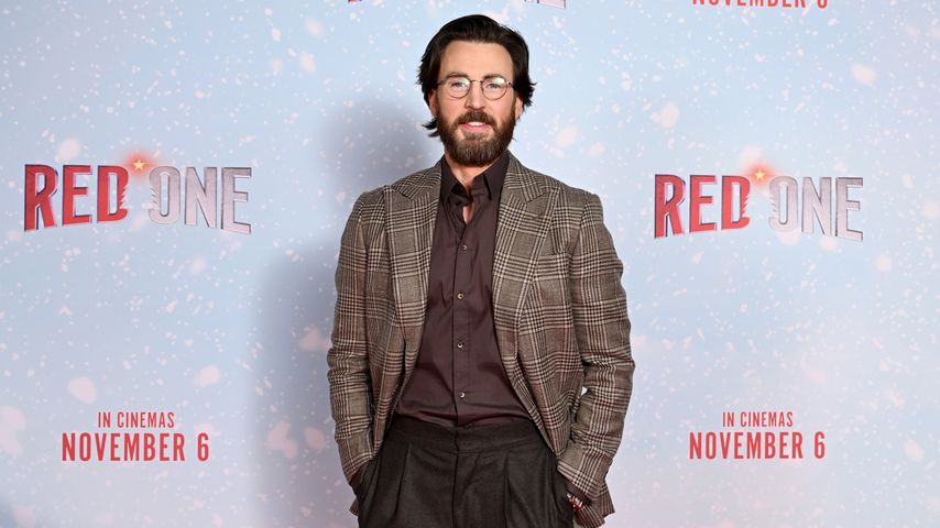 Chris Evans überrascht mit einem heißen Professoren-Look