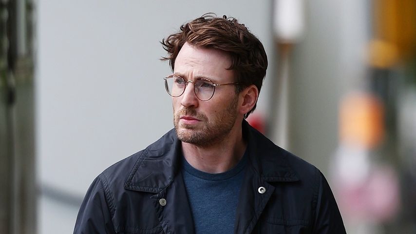 Nerdig oder cool? Chris Evans trägt eine Brille am Filmset!