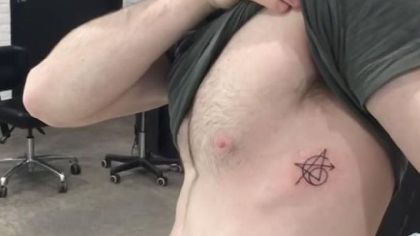 Chris Evans zeigt sein Avengers-Tattoo