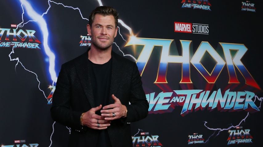 Zu bekannt: Chris Hemsworth versteckte sich hinterm Baum!