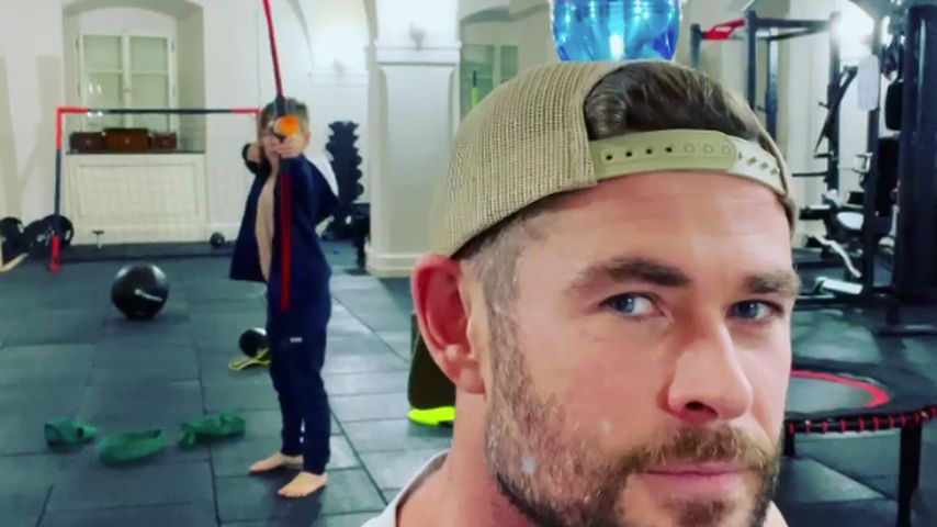 Chris Hemsworth mit einem seiner Zwillingssöhne