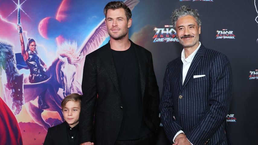 Chris Hemsworth mit seinem Sohn und Taika Waititi