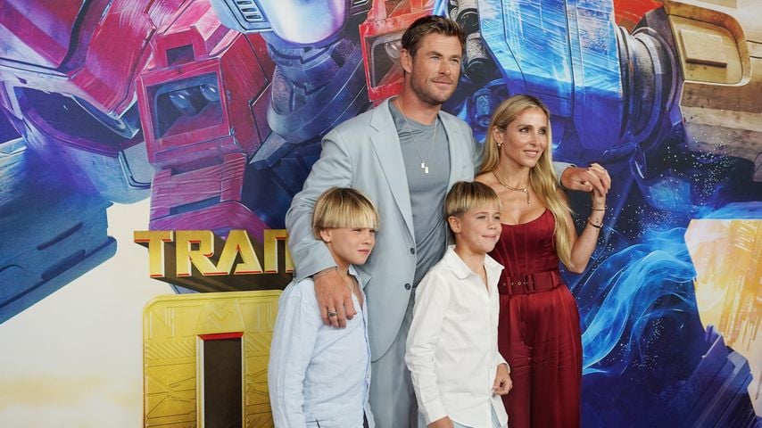 Chris Hemsworth posiert mit Söhnen auf dem roten Teppich