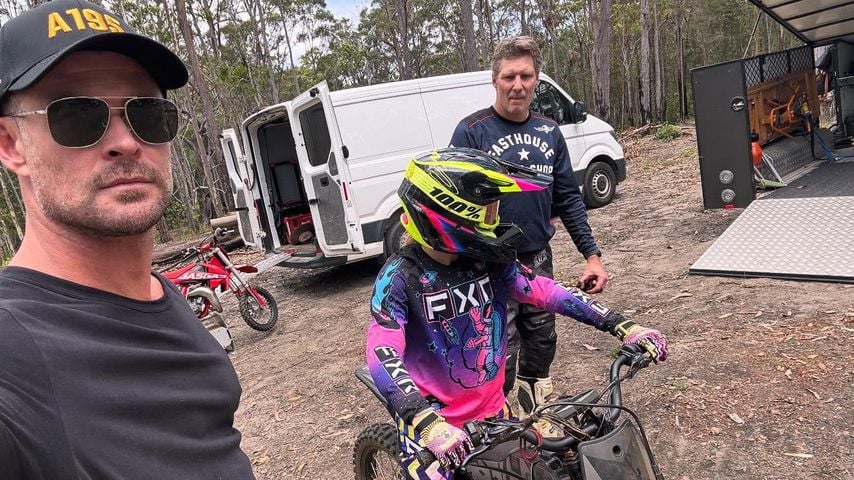 Chris Hemsworths Tochter India rockt auf dem Dirtbike ab