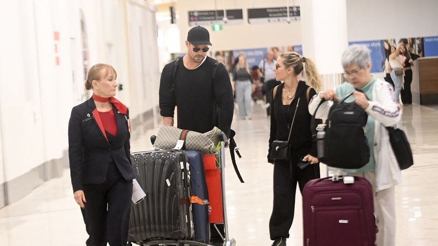 Chris Hemsworth mit seiner Frau Elsa Pataky am Flughafen in Sydney, März 2024