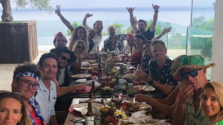Chris Hemsworth und Elsa Pataky mit Familienmitgliedern