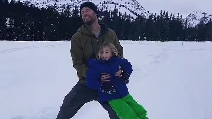 Chris Hemsworth mit einem seiner Söhne im Dezember 2021