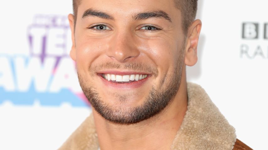UK-"Love Island"-Star lässt live im TV seine Hoden abtasten!