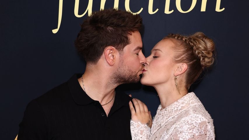 Chris Hughes und JoJo Siwa küssen sich bei der Dancers Against Cancer Gala Of The Stars
