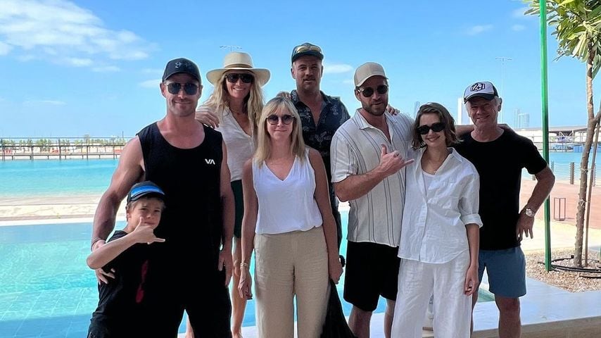 Chris, Luke und Liam Hemsworth mit ihrer Familie, November 2023 in Abu Dhabi