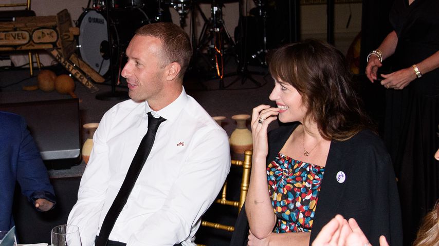 Dicker Klunker: Ist das ein Verlobungsring, Dakota Johnson?