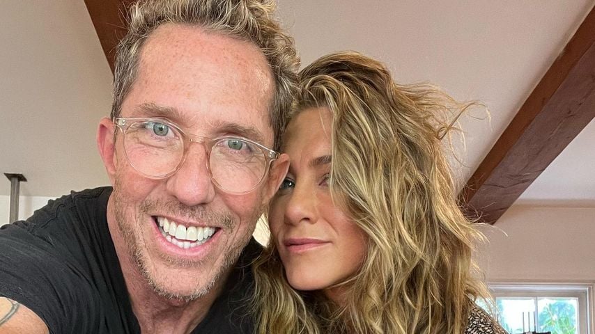 Star-Friseur Chris McMillan und Jennifer Aniston in einem aus "Friends" bekanntem Kleid