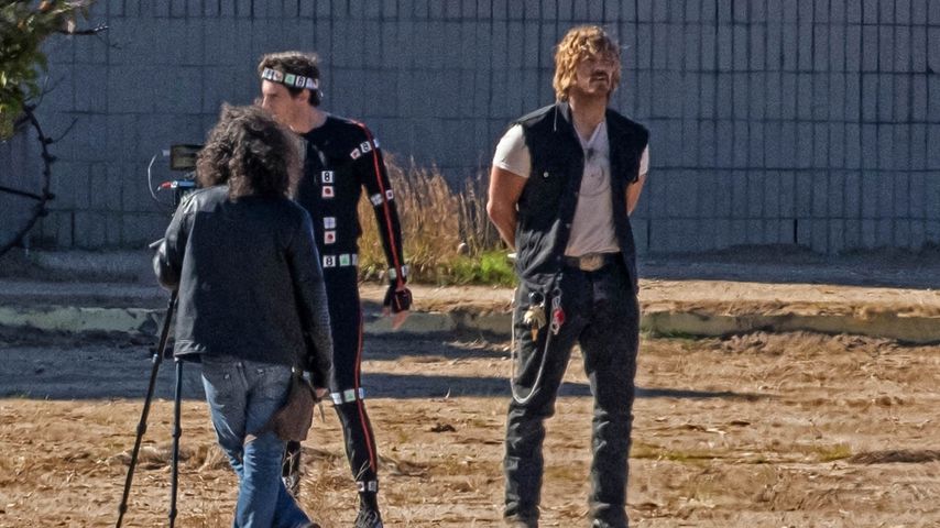 Chris Pratt und Crew-Mitglieder am Filmset von "The Electric State". November 2022
