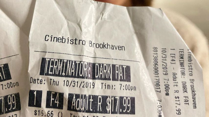Chris Pratts "Terminator: Dark Fate"-Kinokarte mit Katherine Schwarzenegger im Hintergrund