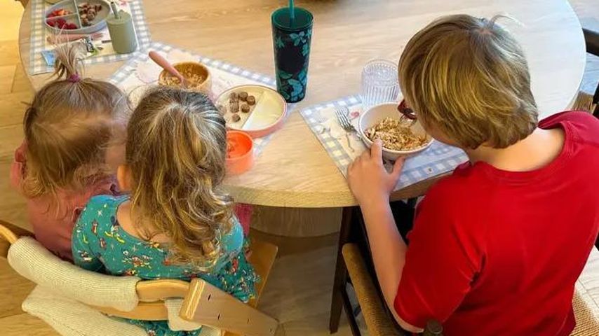 Chris Pratts Kinder am Frühstückstisch, Januar 2024