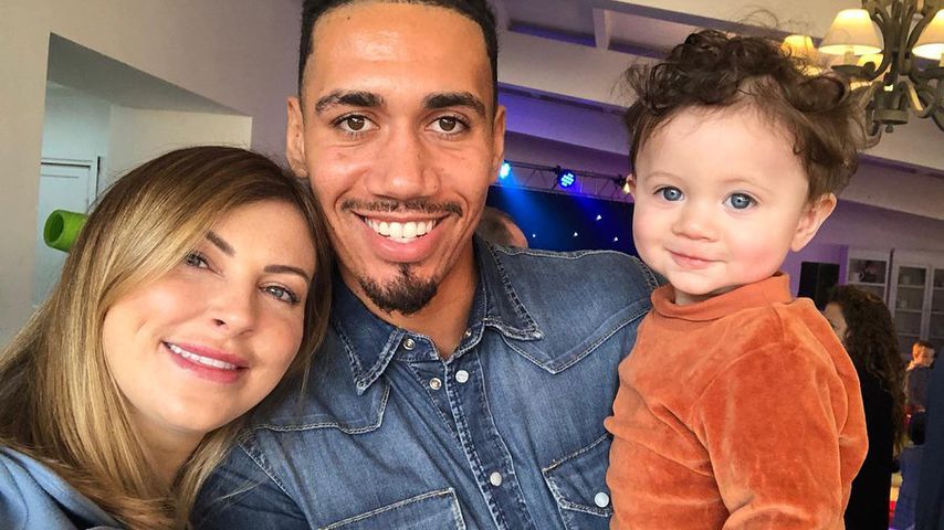 Chris Smalling, seine Frau Sam und ihr Sohn Leo im Februar 2020