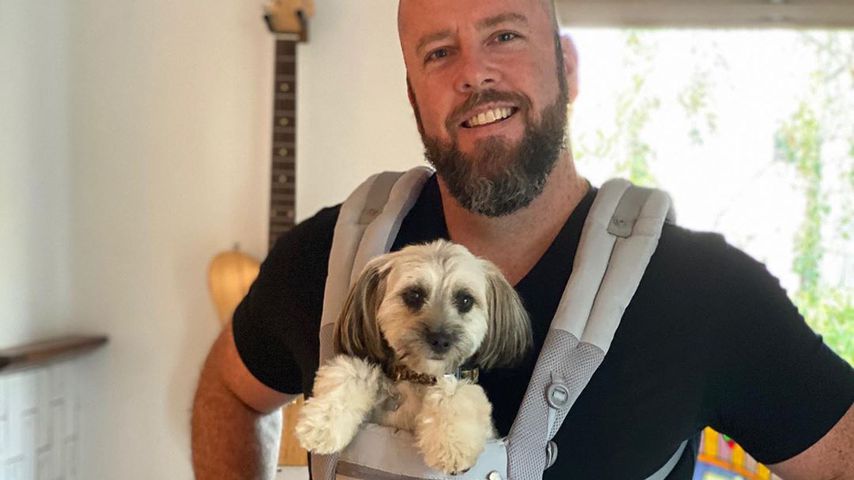 Chris Sullivan mit seinem Hund