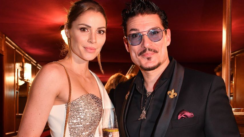 Chris Töpperwien mit seiner Partnerin Lili (l.) bei der "Ohlala"-Premiere in Schuhbecks teatro