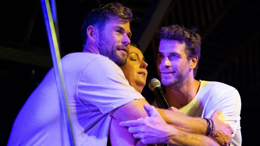 Chris und Liam Hemsworth mit Celeste Barber bei einem Charity-Event