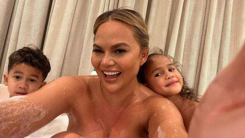 Unnormal? Chrissy Teigen teilt Badewannenfoto mit ihren Kids