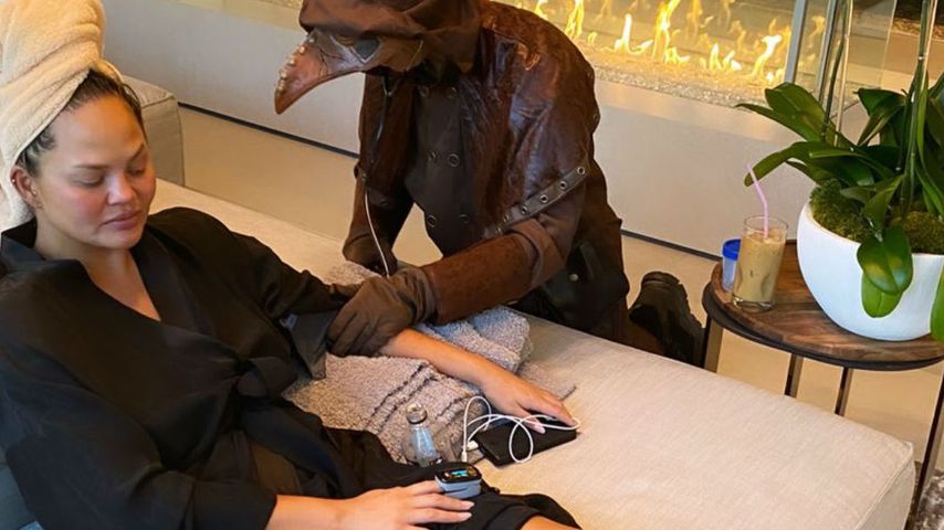 Chrissy Teigen mit ihrer verkleideten Krankenschwester