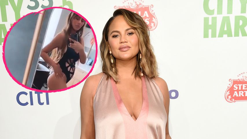 Chrissy Teigen zeigt ihr Babybäuchlein im Cut-out-Badeanzug