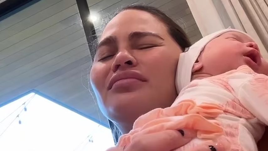 Chrissy Teigen mit Baby Esti im Januar 2023