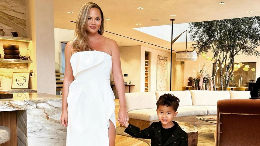 In Abendgarderobe: Chrissy Teigen teilt Pics mit Sohn Miles