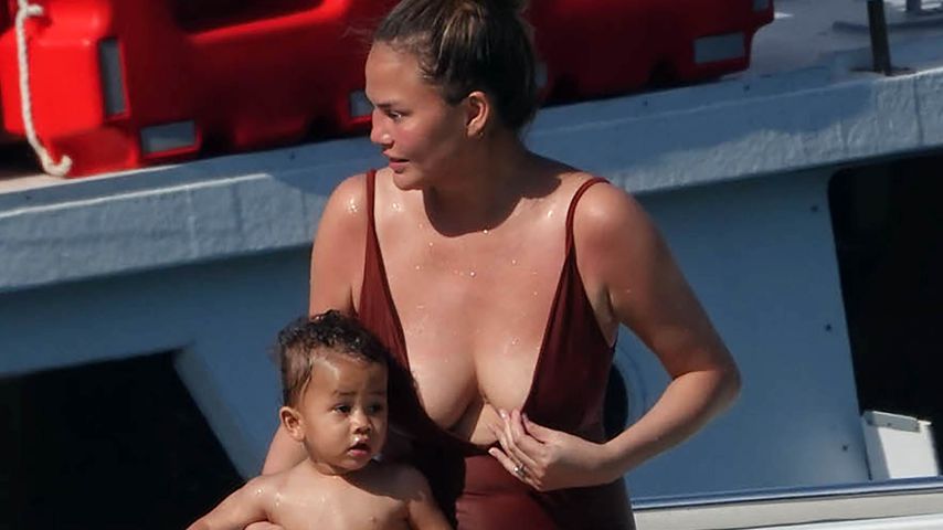 Chrissy Teigen (l.) und ihr Sohn Miles im Juli 2019 in Italien