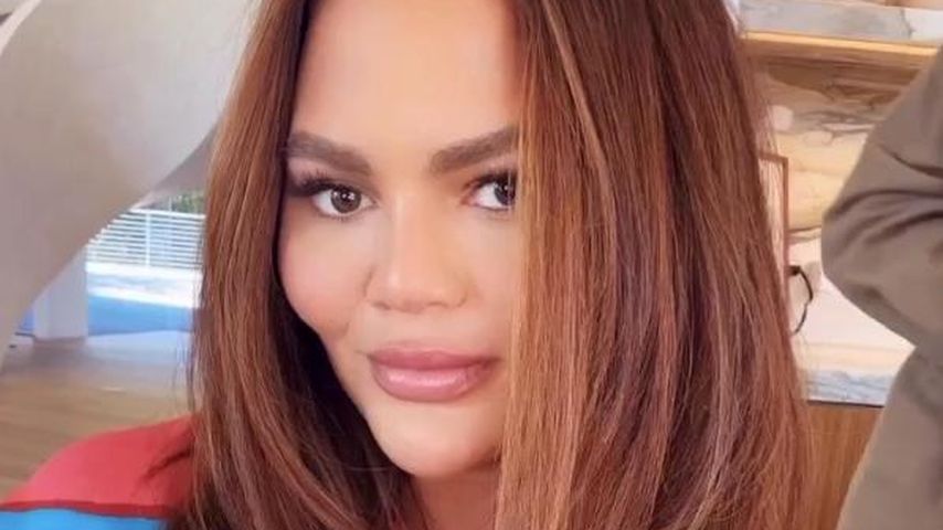 Neuer Look: Chrissy Teigen begeistert mit roter Haarpracht!