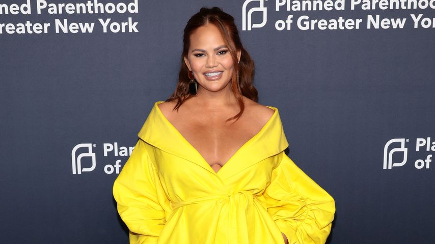 Chrissy Teigen findet drei Kinder "unterhaltsam schwierig"