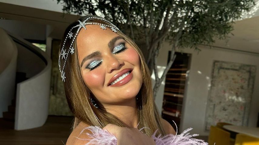 Chrissy Teigen ganz in lila im Mai 2023