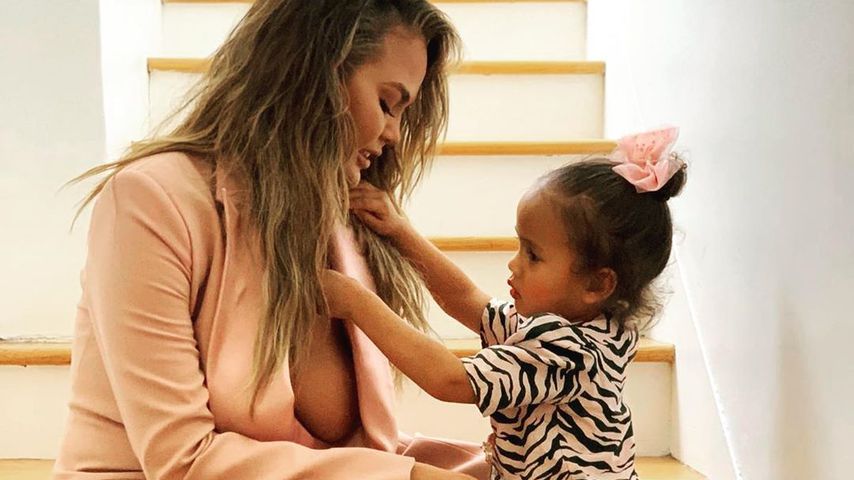 Erneute Kritik: Chrissy Teigen trägt als Mama keinen BH