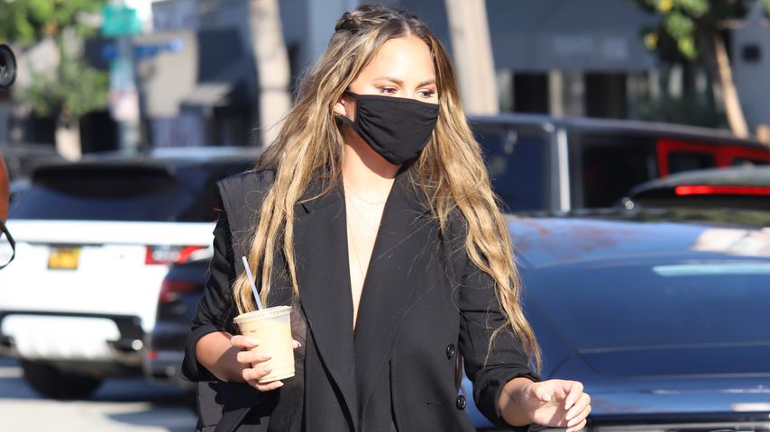So stylish kaschiert Chrissy Teigen ihren kleinen Babybauch
