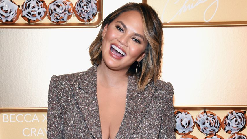 Chrissy Teigen lässt sich ihre Brustimplantate entfernen!