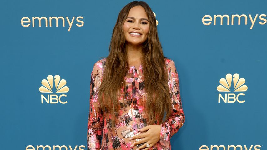 Emmys 2022: Chrissy Teigen zeigt stolz ihren Babybauch