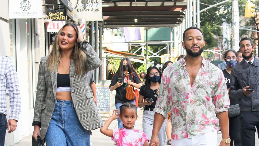 Händchenhaltend: Chrissy Teigen und John unterwegs mit Luna