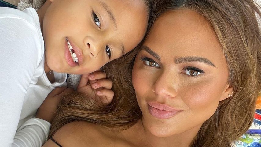 Chrissy Teigen mit ihrer Tochter Luna