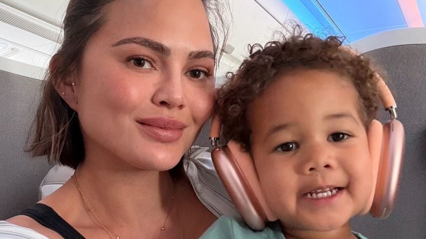 Chrissy Teigen mit Sohn Wren im Flugzeug, Juli 2026