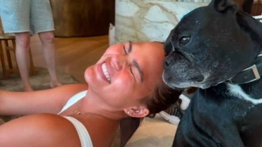 Chrissy Teigen mit ihrer Hündin Penny