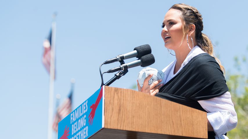 Bei Trump-Demo: Neu-Mama Chrissy Teigen & Baby auf der Bühne