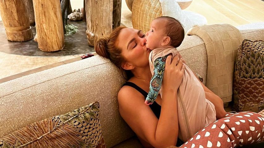 Niedliche Aufnahmen: Chrissy Teigen schmust mit ihren Kids