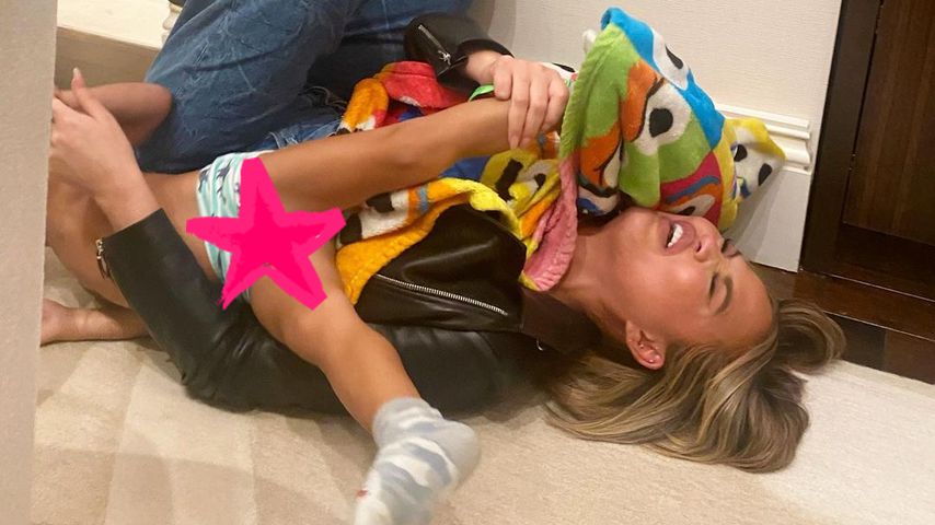 Tritte ins Gesicht: Chrissy Teigen tobt mit Sohn Miles (3)