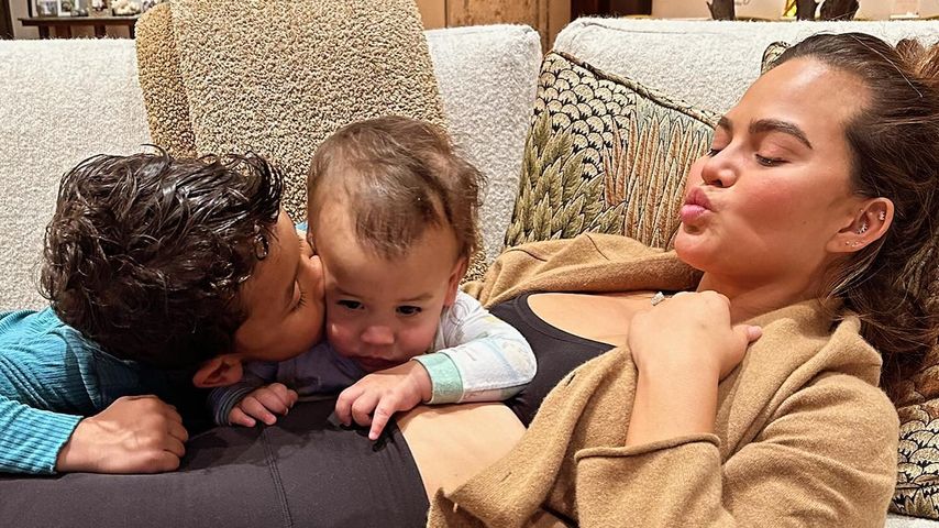 Chrissy Teigen mit ihrem Sohn Miles und Tochter Esti