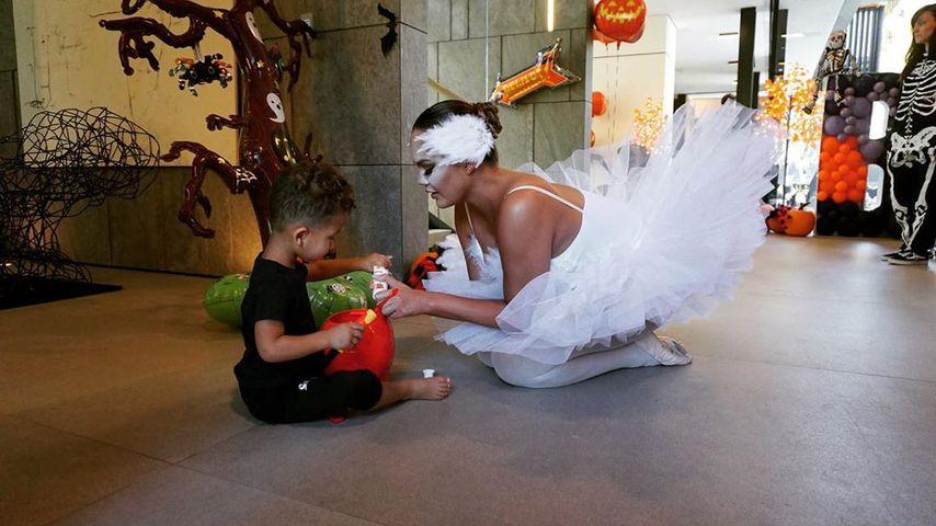 Familie blickt nach vorn: Chrissy Teigen feiert Halloween