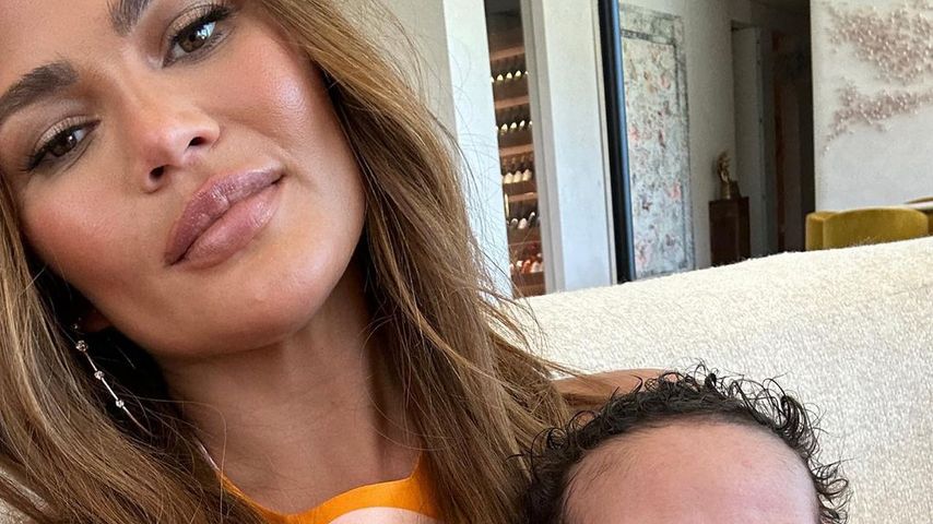 Chrissy Teigen mit ihrem Sohn Wren im August 2023