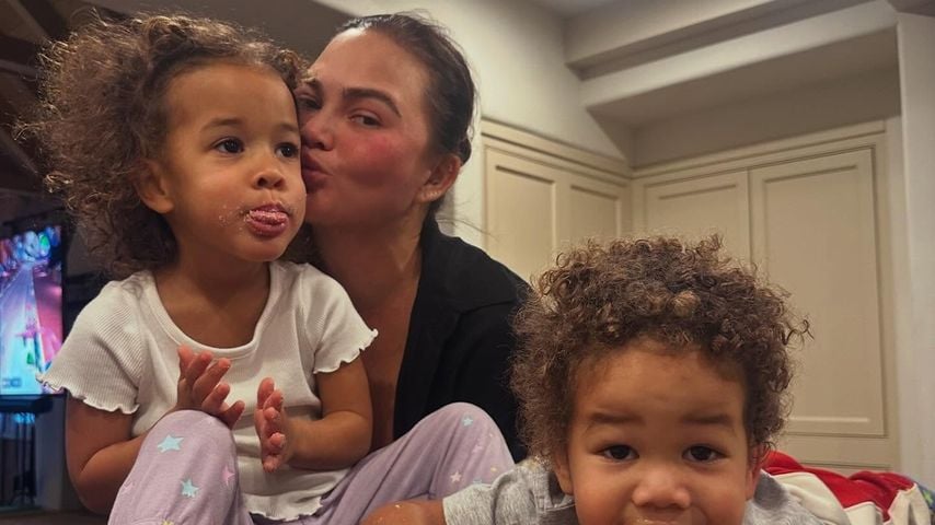 Chrissy Teigen und ihre jüngsten Kinder Esti und Wren, November 2025