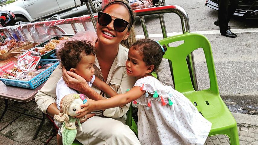Chrissy Teigen mit ihren Kindern Miles und Luna